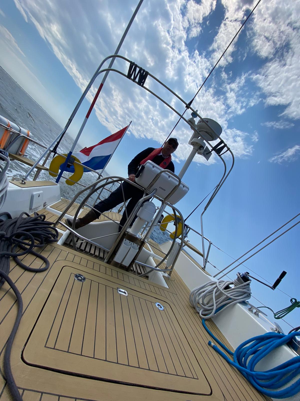 Luchtfoto van zeilschip op de oceaan