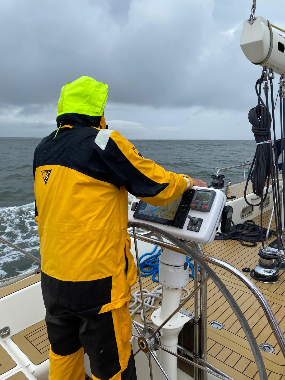 Bemanning werkt samen op het dek van een zeiljacht