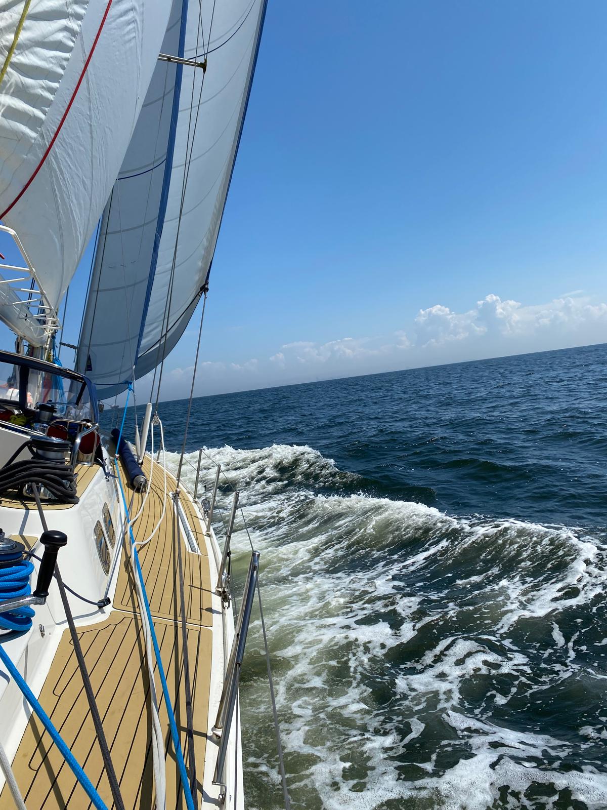 Zeilschip op de Atlantische Oceaan bij zonsondergang
